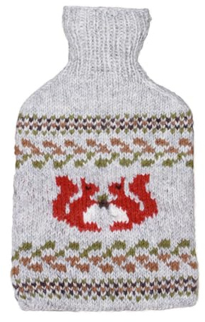 Pachamama Handgestrickter 100% Wärmflaschenbezug und 2-Liter-Wärmflasche, rotes Eichhörnchenmuster, handgefertigt, Fair-Trade, mehrfarbig