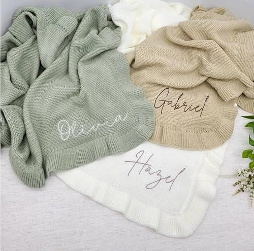 HDLOVE 75x95cm Name Personalisierte Weiche Strickdecke Individuell Bestickte Babydecke Mit Rüschenrand Neugeborene Babyparty Geschenkdecke Mit Namen(Green,No Name)