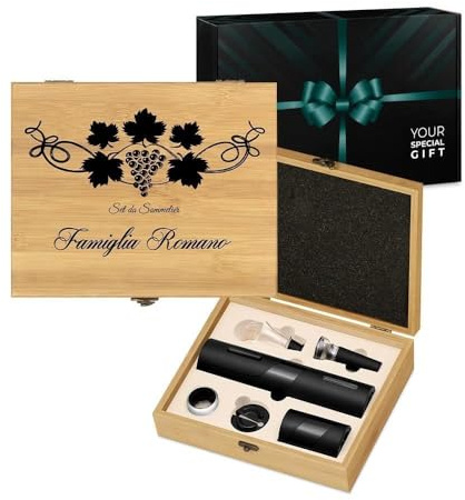 Maverton Stappa Bottiglie Elettrico, Set Accessori Vino + Cavatappi Birra | Da 6 Pezzi, Personalizzato a Stampa, Scatola in Legno di Bambù, 27x22x7 cm, per le Coppie, regalo di Natale, Grappolo