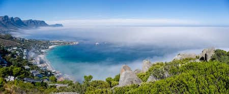 adrium Acryl-Bild 70 x 30 cm: Blick vom Rock Viewpoint in Kapstadt über Campsbay, Blick über die Camps Bay mit Nebel über dem Meer. Nebel kommt von Ocean (182695340)