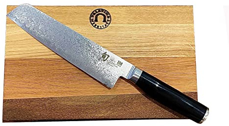 Kai Shun Minamo Tim Mälzer Serie Santoku TMM-0702, 18 cm Klinge aus Damaststahl + Eichenbrett aus Fassdaube 30x20 cm