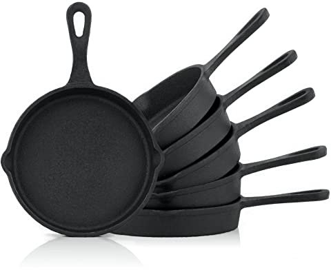 BBQ-Toro Gusseisen Grillpfännchen (6-er Set) | Ø 12,5 cm | bereits eingebrannt - preseasoned | Gusseisen Grillpfannen, Pfännchen, Servierpfanne, Grillpfanne, Gusspfanne, inkl. 2 Ausgießer am Rand