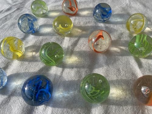 FAIRY TAIL & GLITZER FEE 14 Große Glaskugeln 35mm Bunt Grün Blau Rot Gelb Murmeln Groß Murmel Dekokugeln Kugelbahn Pflanzendeko Glas Kugel Garten Deko