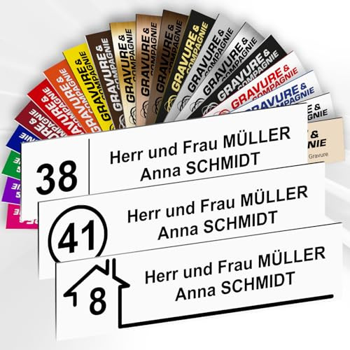Briefkastenschild mit Nummer – Graviertes PVC Namensschild mit Name und optionaler Nummer – selbstklebend – 10 x 2,5 cm – 1 bis 3 Zeilen (Weiß mit schwarzem Text)