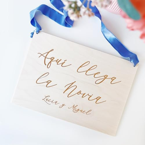 MONAMÍ - Cartel Personalizado para pajes de boda. Cartel ya viene la novia o letrero para silla de boda. Texto personalizable Madera natural. Disponibles dos medidas: 20x30 y 30x40cm.