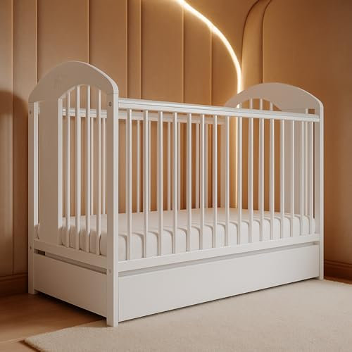 ALAVYA HOME® Tonja Babybett 60x120 cm mit Schublade und Lattenrost | Gitterbett 120x60 mit 3 Schlupfsprossen aus massivholz Kiefernholz - Weiß