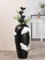 Casablanca Jarrón Decorativo Grande de Suelo, jarrón XXL con diseño de Peces Koi, jarrón de Flores de Resina, decoración de salón, Color: Negro y Blanco, Altura 73 cm