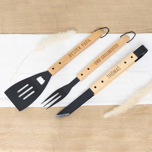 Grillbesteck Set personalisiert – Geschenk für Papa mit Gravur – BBQ Set mit Grillzange, Fleischwender & Gabel – Edelstahl & Holz – Vatertagsgeschenk mit Wunschname (Schriftart 1)