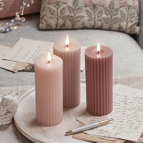 Lights4fun 3er Set LED TruGlow® Kerzen Schmal Rosa Kerzen mit Fernbedienung und Timer Osterdeko Frühlingsdeko Muttertagsgeschenk Kerze