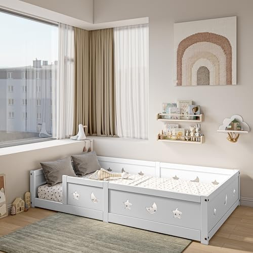 KOOPMAD Bodenbett 140x200cm, Montessori Bett mit Rausfallschutz & Lattenrost,Sterne und Mond Muster Design Kinderbett,Einzelbett aus Kiefer Massivholz,Modernes Bettgestell,Weiß
