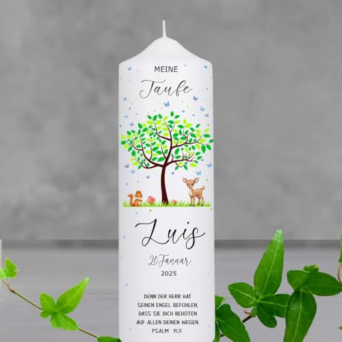Personalisierte Taufkerze mit individuellem Taufspruch und einem Motiv des grünen Lebensbaums. Eine bedruckte Stumpenkerze, ideal als Geschenk zur Taufe, als Patenkerze oder zur Kommunion.