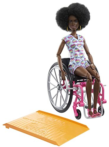 Barbie Fashionistas, mit schwarzen Haaren, im Rollstuhl mit farbigem Overall, Rollstuhl mit Rampe, inkl. Puppe, Geschenk für Kinder, Spielzeug ab 3 Jahre, HJT14