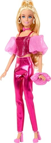 Barbie Deluxe Style-Puppe #5 in rosafarbenem Metallic-Outfit, blond, mit glitzerndem Korsett-Top und glänzender Hose mit Accessoires wie Einer rosafarbenen Kette und Einer Handtasche, JFP40