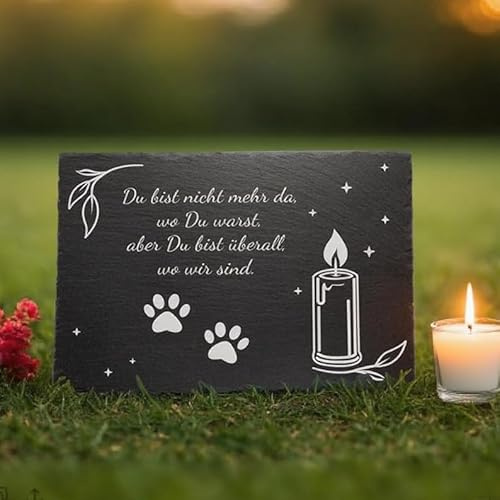 Tiergrabstein aus Schiefer 30 × 20 cm mit Gravur „Du bist nicht mehr da, wo Du warst…“ – Wetterfeste Gedenktafel für Hund & Katze – Lasergraviert aus Naturschiefer – inkl. Metallständer