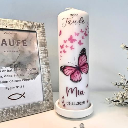 Personalisierte Taufkerze, gestaltet mit einem Taufspruch und einem Schmetterling in Rosa und Altrosa. Diese bedruckte Kerze ist ideal für Taufen oder als Patenkerze geeignet. Maße: 25 x 8 cm.