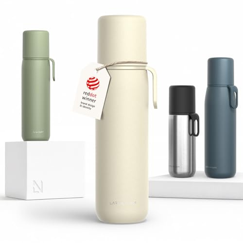 LARS NYSØM Botella Térmica de Acero Inoxidable - Isotérmica de Doble Pared con Taza y Correa, Metálica Hermética para Viaje, Oficina y Exterior (Almond Beige, 750ml)