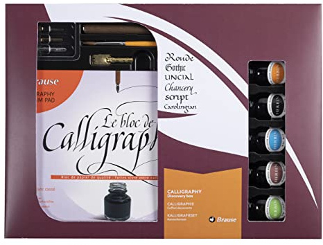 Brause 149B - Un coffret cadeau contenant 4 plumes (Bandzug 1,5 mm et 2,5mm, Rose et Plakat), un porte-plume, un pinceau, 5 flacons d'encre Herbin, un bloc et une notice