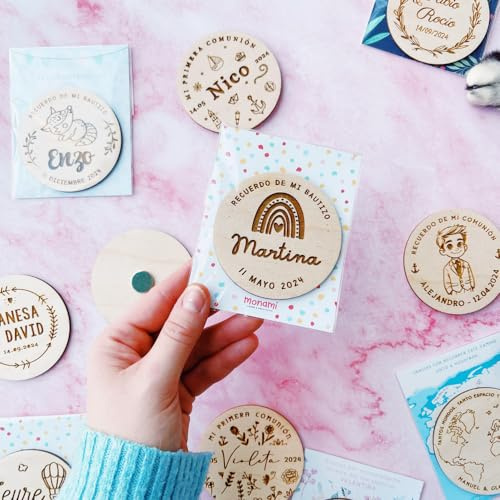 MONAMÍ - Pack de 10 Imán de Madera Personalizado con imán, diámetro de 7 cm. Regalo Ideal para Bodas, comuniones, Bautizo, Regalo de Empresa o Eventos.