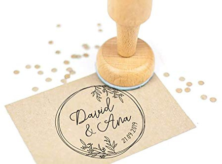 Stamp by Me | Sello Personalizado para Boda | 12 Diseños Exclusivos | Sello de Madera | Ideal para Sobres e Invitaciones de Boda | Tampón de Tinta | Nombres y Fecha |Corona de Círculos y Flores Boho