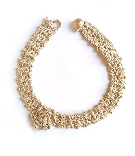 collier au crochet avec une rose, col au crochet