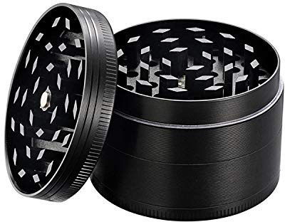 OnAir® Grinder 4 pièces – Moulin à herbes et broyeur avec tamis et grattoir – Moulin métallique 50 mm pour herbes tabac épices (Noir)