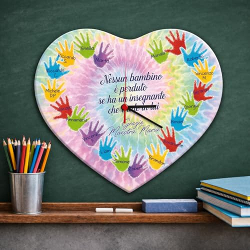 Generico Orologio da parete in legno Personalizzato ''MANINE CON NOMI'' idea regalo di classe fine anno scolastico Maestra asilo nido, scuola materna, elementare infanzia e primaria (CUORE)