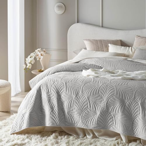 ROOM99 Feel Elegante copriletto grigio chiaro, 220 x 240 cm, versatile come copriletto o copridivano, coperta per letto e divano, trapunta stile ideale come bedspread velluto