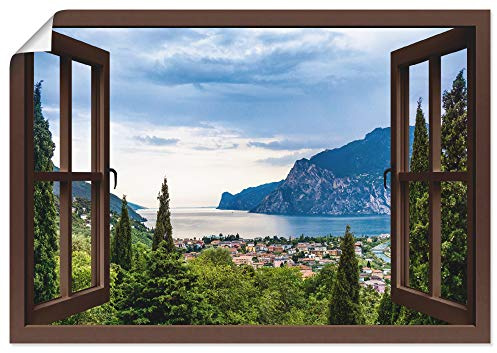 ARTLAND Wanddeko Poster & Kunstdrucke Wandposter 100x70 cm Querformat Fensterblick Gardasee Landschaft See Natur Berge Italien U1TU