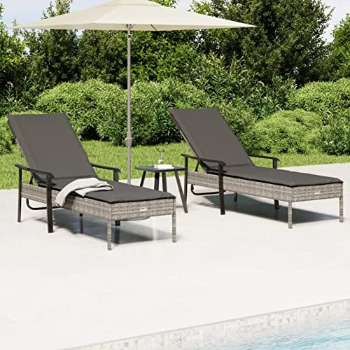 Xichuzi Sonnenliegen 2 STK. mit Tisch und Auflagen Grau Poly Rattan, Gartenliege, Liegestuhl, Sonnenstuhl, Sonneninsel Outdoor, Liegen, Gartenmöbel, Bäderliege, Relaxliege - 362808