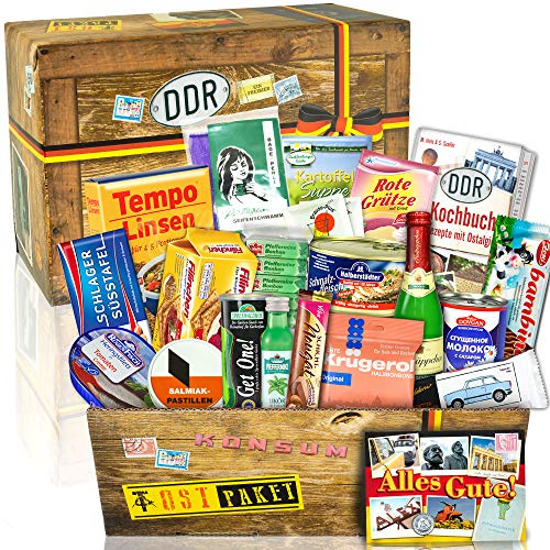 Ost Paket Spezialitäten Box - 18 Ostprodukte & Kochbuch - Ostalgie Geschenk | Großer Präsentkorb mit Rotkäppchen Sekt, Zetti, Viba Nougat, Spreewaldgurken und A6 Rezeptbuch für Geburtstag