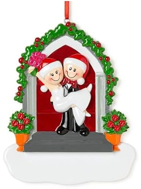 CHIANESE Decorazione Natalizia La Casa degli Sposi Personalizzabile, Addobbo Albero di Natale 13x10 cm, Nomi su Cappelli e Frasi sul Banner, Realizzata a Mano