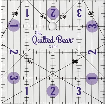 The Quilted Bear Transparentes Patchwork-Lineal – rutschfestes Design, Lineal zum Nähen, Quilten, Patchwork, robustes Acryl mit 30 45 60 Grad Winkeln, klare Linien (4 x 4)