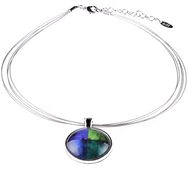 Adi-Modeschmuck Halsreif 'Isa', ein leichter Anhänger aus versilbertem Messing mit farbigen Ornamenten unter einem Glas Cabochon, handgefertigt in Berlin (Blau und Grün)