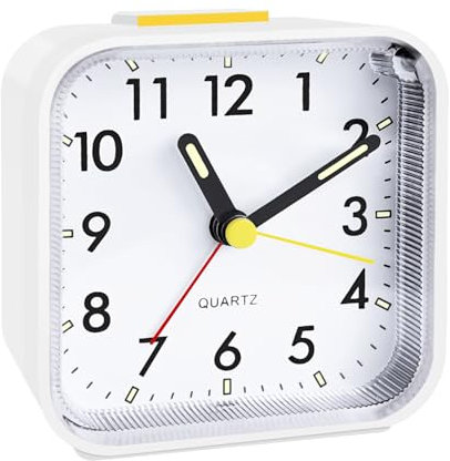 CNMTCCO Despertador, despertador analógico sin toques, funciona con baterías, alarma fuerte, función de reposo, funcionamiento silencioso, pantalla brillante, diseño portátil para dormir profundos