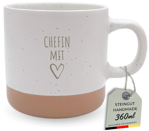 HerzHolzPapier® Steingut-Tasse 'CHEFIN MIT HERZ' – 360 ml – Handgefertigte Keramik Kaffeetasse Teetasse – Spülmaschinen- & Mikrowellenfest – Rustikales Design in Sprenkeloptik – Geschenk für Chefin