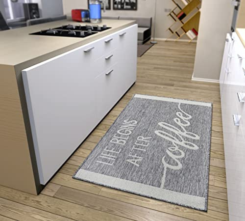 Hanse Home Life Begins After Coffee Küchenteppich – Küchenläufer Läufer Teppich mit Schriftzug, rutschfest Pflegeleicht Robust, ÖKO-TEX Teppichläufer für Küche, Flur, Esszimmer – Grau Creme, 92x150cm