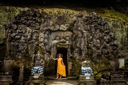 Acryl-Bild 80 x 50 cm: Schöne Frau im alten hinduistischen Tempel von Goa Gajah in der Nähe von Ubud auf der Insel Bali, Indonesien(127274713)