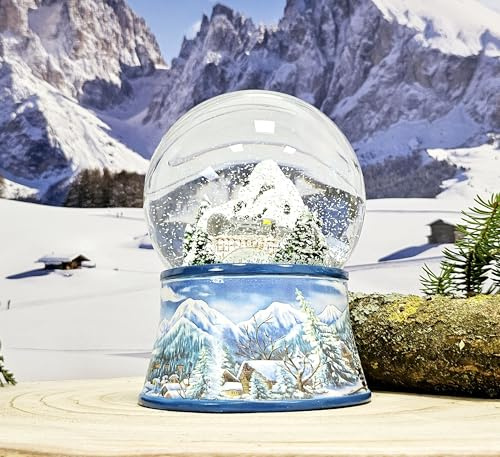Weihnachts-Schneekugel mit Musik | Schneekugel Nostalgische Berglandschaft mit Brücke | Sockel Winterlandschaft hellblau | 100mm breit, 140mm hoch | mechanische Spieluhr | Winterdekoration | 20256