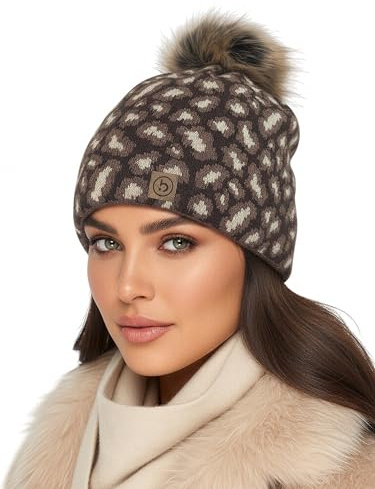 Baesics Bommelmütze Damen Herren - Leo Wintermütze Kunstfell Bommel warm | Mit flauschigem Pompon und weichem Fleecefutter, Größe ca. 54-58 cm, Strick aus der EU. Warm für Herbst, Winter und als