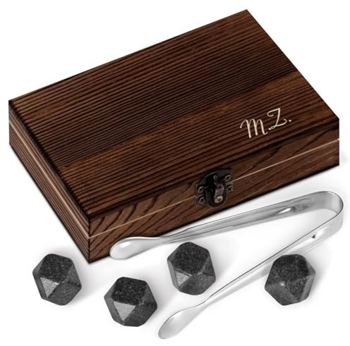 Maverton Whisky Steine Set - in Holzbox - personalisiert - 6 Eiswürfel + Zange + Velourbeutel - Kühlsteine - wiederverwendbar aus Granit - für Herren - Initialen