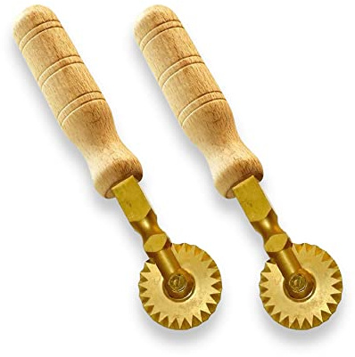 La Gondola Lot de 2 Roulettes Coupe-Pâtes - 2 Roues Décoré | Outils de Préparation des Pâtes | Laiton & Bois Naturel Roulettes Découpe | Sûr et Facile | Roulettes à Ravioli Fabriqué en Italie