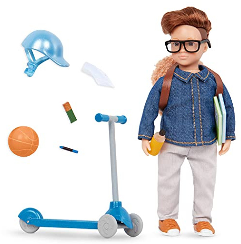 Lori Thomas' Rollerset, Mini-Puppe mit Roller und Zubehör | 15 cm große Jungenpuppe mit Roller, Helm, Rucksack, Basketball und Accessoires; bewegliche Arme, Beine und Hals; 3+ Jahre