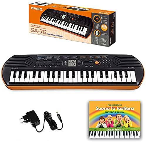 Kit Tastiera Casio SA76 (Fondo Arancione) con Alimentatore e E-book Suona la Tastiera