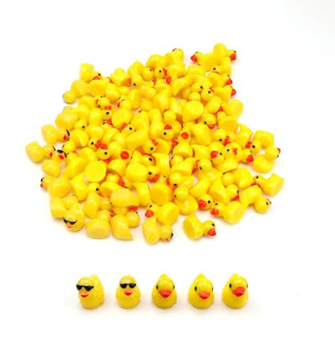 AMONENZ 130 Piezas Mini Patos de Resina, Resina Minifiguras de Pato Amarillo, 2 Lindos Estilos Miniatura Patos Bonsái, para Bonsái, Pecera, Decoración de Mesa