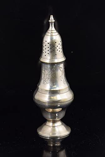 Salero de mesa inspirado en modelos clásicos ingleses, de metal plateado.