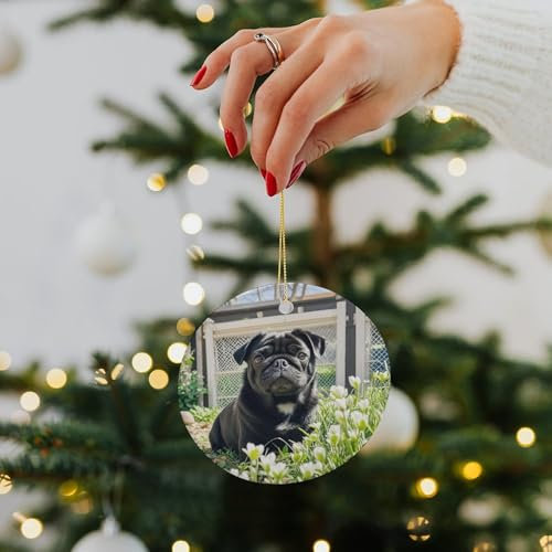 Weihnachtsschmuck 2024 Weihnachtsbaum rund Keramik Anhänger Niedlich Schwarz Mops Hunde Lustige Weihnachtsanhänger Hängende Weihnachtsbaum Dekoration für Zuhause Neujahr Party Supplies Geschenke