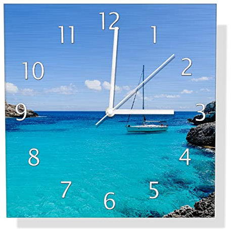 Wallario Design Wanduhr Segelboot in der Bucht aus Aluverbund, Alu-Uhr Größe 30 x 30 cm, weiße Zeiger mit Metalloptik