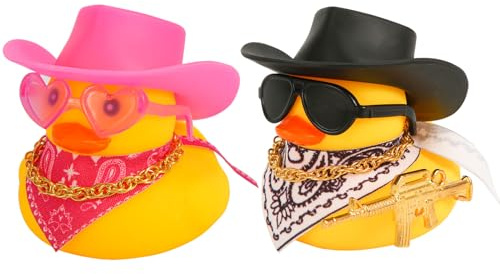 2 Pièces Canard Voiture, Drôles Canards en Caoutchouc Décoration Tableau de Bord Voiture avec Chapeau de Cowboy Mini Écharpe Collier et Lunettes de Soleil Pour Voiture Bureau Bureau Décoration | Canard Accessoires de voiture avec chapeau de cowboy Mini écharpe collier et lunettes de soleil pour décoration de bureau de
