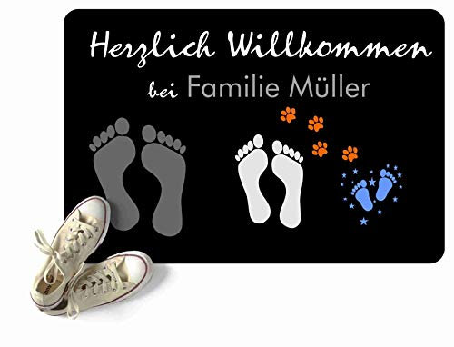 Verlag HE Personalisierte Fußmatte mit Fußabdruck & Pfoten Fußabtreter mit Namen von Mama, Papa, Kind, Baby, Hund und Katze individuell schwarz Idee aussen innen waschbar Herzlich willkommen