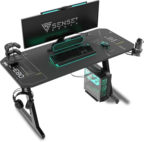 SENSE7 Ergonomischer Gamingtisch PC-Tisch Kohlefaseroberfläche 140x60cm | Kopfhörerhaken, Getränkehalter, Controllerhalter, PC Arbeitsplatz, Spielzimmer und Homeoffice, für Erwachsene